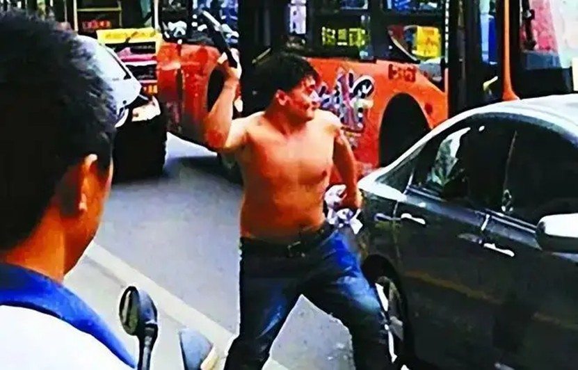 十年前"反日游行"中，拿U型锁砸日系车主致人伤残的男子，出狱了